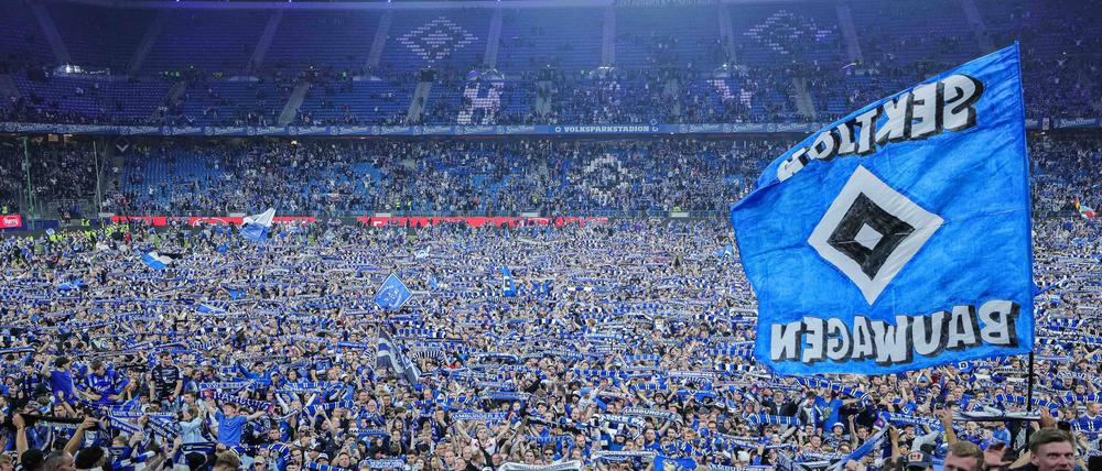 Kurz wurde die Situation brenzlig, dann feierten die Fans aber überwiegend friedlich den Aufstieg des Hamburger SV.