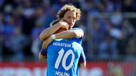 Kiels Lewis Holtby (vorne) wird nach dem Abstieg von Teamkollege Fiete Arp getröstet.