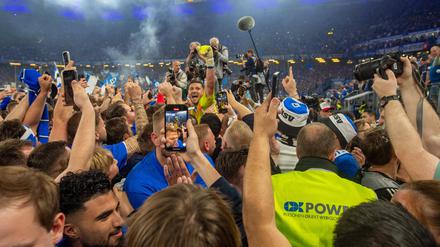 Der HSV feiert den Aufstieg in die 1. Bundesliga.