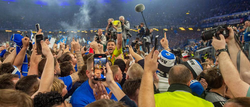 Der HSV feiert den Aufstieg in die 1. Bundesliga.