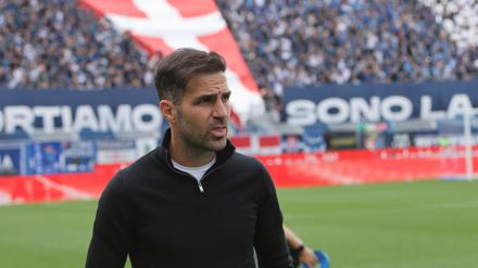 Como-Trainer Cesc Fàbregas ist ein Trainer-Kandidat in der Bundesliga. 