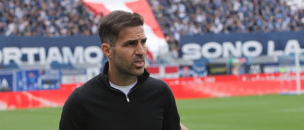 Como-Trainer Cesc Fàbregas ist ein Trainer-Kandidat in der Bundesliga. 