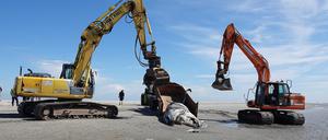 Der verendete Buckelwal wurde am Strand von Sankt Peter-Ording geborgen.