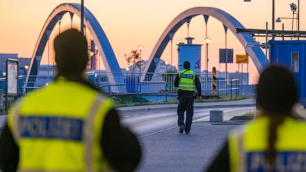 An den Grenzen wie hier am deutsch-polnischen Grenzübergang Stadtbrücke wird nach einer Anweisung von Bundesinnenminister Alexander Dobrindt verstärkt kontrolliert. 