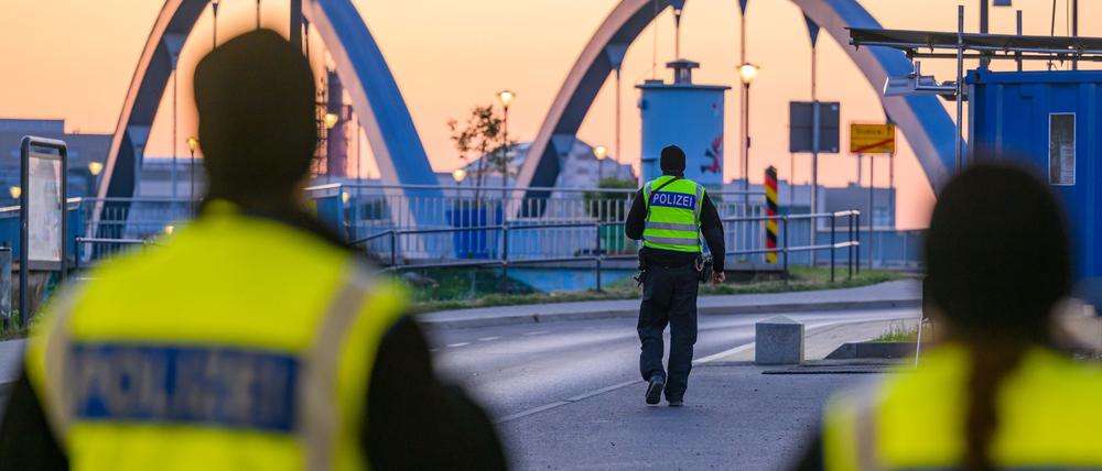 An den Grenzen wie hier am deutsch-polnischen Grenzübergang Stadtbrücke wird nach einer Anweisung von Bundesinnenminister Alexander Dobrindt verstärkt kontrolliert.