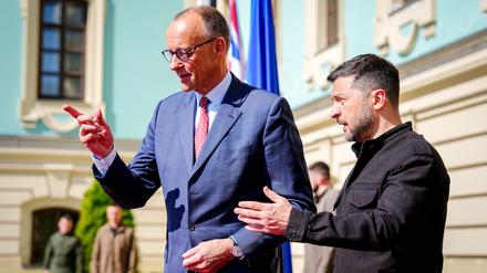 Bundeskanzler Friedrich Merz (l, CDU), wird von Wolodymyr Selenskyj, Präsident der Ukraine, vor dem Marienpalast in Kiew empfangen.