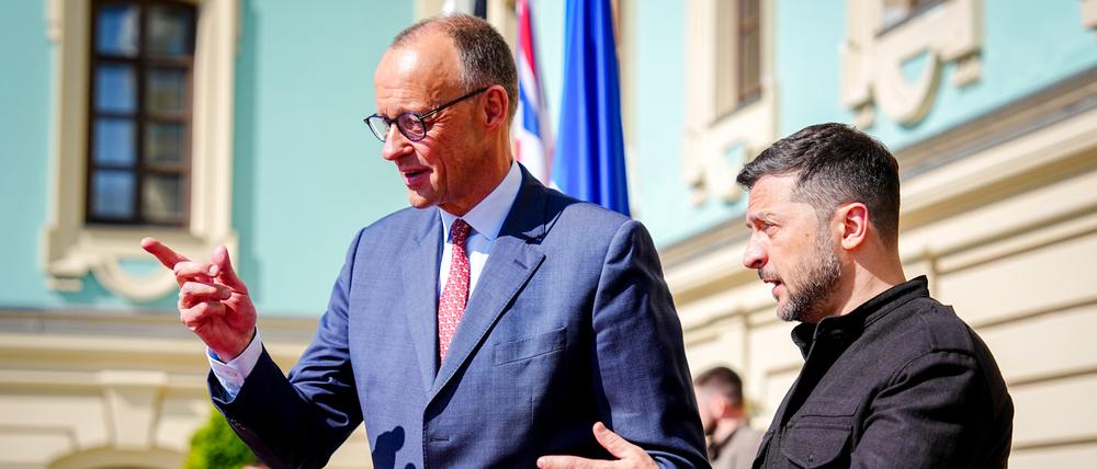 Bundeskanzler Friedrich Merz (l, CDU), wird von Wolodymyr Selenskyj, Präsident der Ukraine, vor dem Marienpalast in Kiew empfangen.