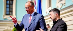 Bundeskanzler Friedrich Merz (l, CDU), wird von Wolodymyr Selenskyj, Präsident der Ukraine, vor dem Marienpalast in Kiew empfangen.