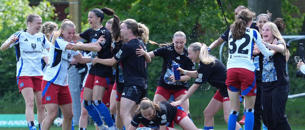 Hamburgs Spielerinnen jubeln nach dem Schlusspfiff.