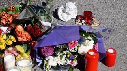 Zeichen der Anteilnahme: Auf einem Bürgersteig an dem Spielplatz sind Kerzen und Blumen niedergelegt worden.