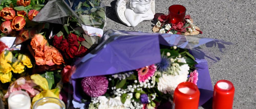 Zeichen der Anteilnahme: Auf einem Bürgersteig an dem Spielplatz sind Kerzen und Blumen niedergelegt worden.