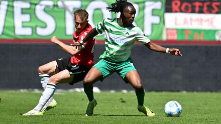 Fürther Torschütze: Noel Futkeu (r).