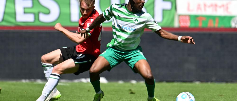 Fürther Torschütze: Noel Futkeu (r).