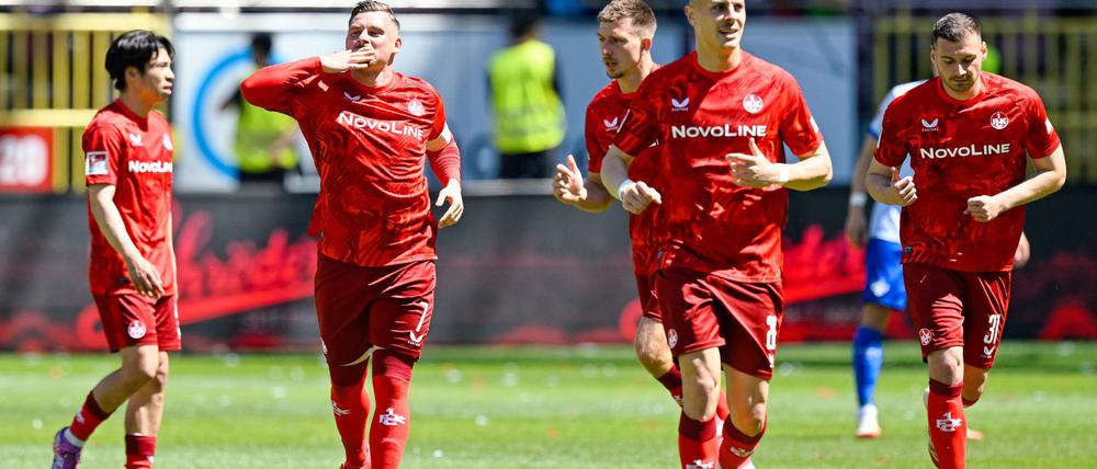 Torschütze Marlon Ritter (2.v.l.) darf mit dem 1. FC Kaiserslautern weiter auf den Relegationsplatz hoffen.