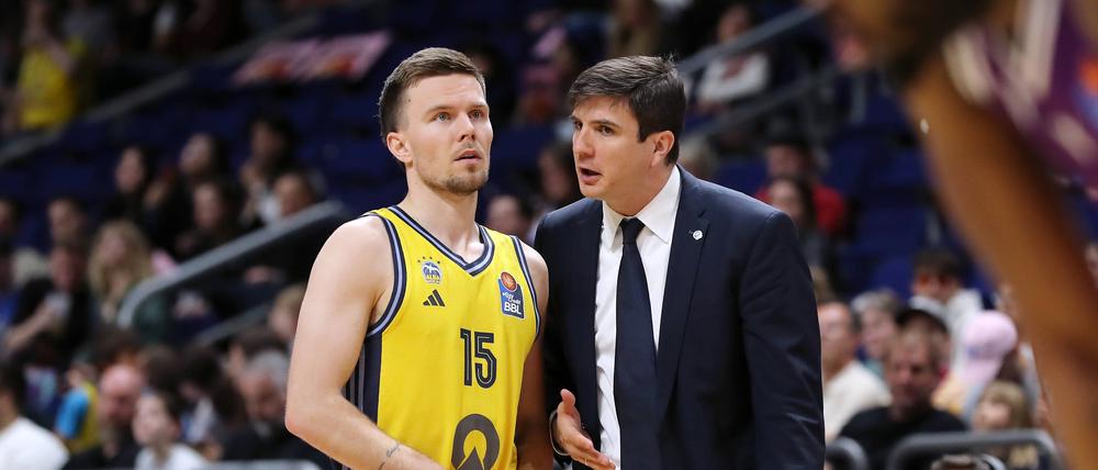 Trainer Pedro Calles und Kapitän Martin Hermannsson müssen den Umweg über die Play-ins gehen. 