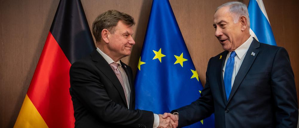 Außenminister Johann Wadephul (links) trifft Israels Ministerpräsidenten Benjamin Netanjahu.  