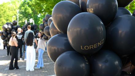 Bei einer Kundgebung für den von der Polizei erschossenen Lorenz steigen schwarze Ballons mit seinem Namen auf. 