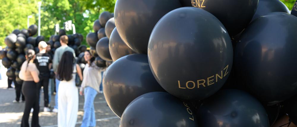 Bei einer Kundgebung für den von der Polizei erschossenen Lorenz steigen schwarze Ballons mit seinem Namen auf. 