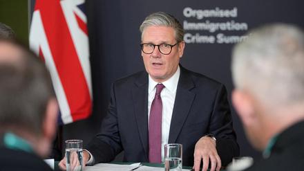 Archiv: Der britische Premierminister Keir Starmer leitet eine Diskussion am runden Tisch auf dem Grenzsicherheitsgipfel in London, Großbritannien.