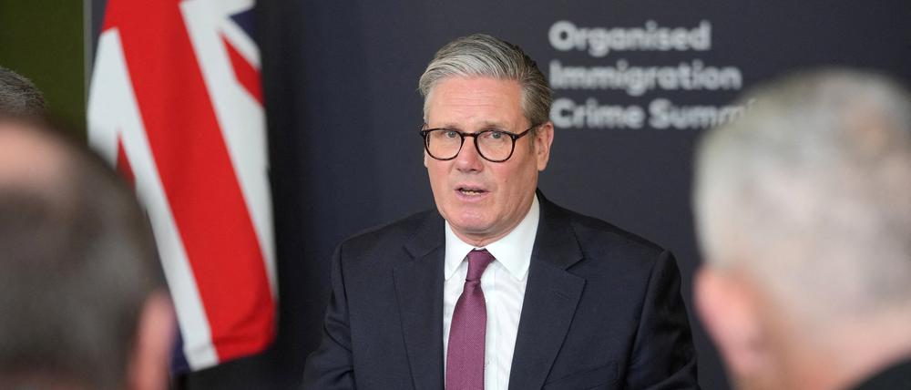 Archiv: Der britische Premierminister Keir Starmer leitet eine Diskussion am runden Tisch auf dem Grenzsicherheitsgipfel in London, Großbritannien.