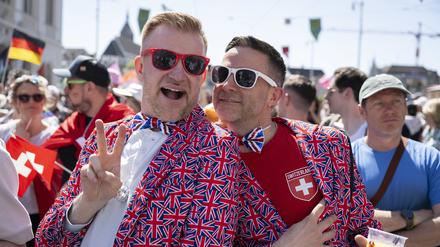 Fans von Großbritannien posieren während der Eröffnungsfeier des 69. Eurovision Song Contest. 