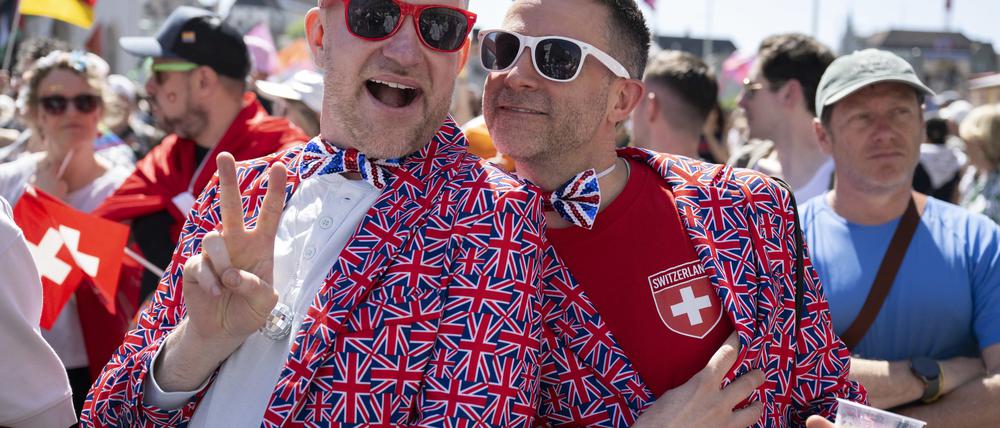 Fans von Großbritannien posieren während der Eröffnungsfeier des 69. Eurovision Song Contest. 