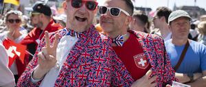 Fans von Großbritannien posieren während der Eröffnungsfeier des 69. Eurovision Song Contest. 