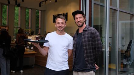 Caféinhaber Andi Altmeyer (rechts) mit seinem Mitarbeiter Felix Klinger am Herrfurthplatz.