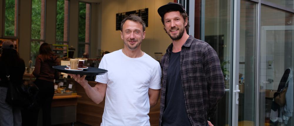 Caféinhaber Andi Altmeyer (rechts) mit seinem Mitarbeiter Felix Klinger am Herrfurthplatz.