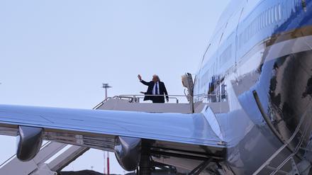 US-Präsident Donald Trump und First Lady Melania Trump winken, bevor sie am internationalen Flughafen Leonardo da Vinci an Bord der Air Force One gehen.