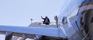 US-Präsident Donald Trump und First Lady Melania Trump winken, bevor sie am internationalen Flughafen Leonardo da Vinci an Bord der Air Force One gehen.