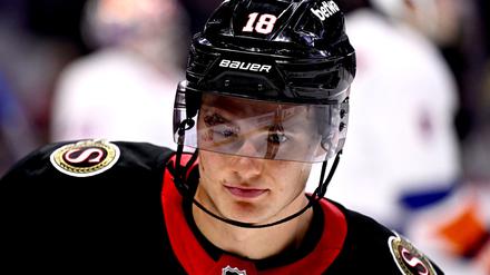 NHL-Star Tim Stützle ist bereits im deutschen WM-Quartier. Am Dienstag kann er sein WM-Debüt feiern.