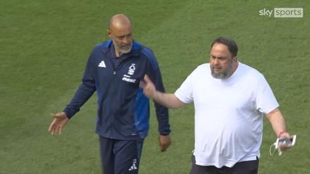 Forest-Besitzer Evangelos Marinakis (r) beschwert sich bei Forest-Trainer Espirito Santo.