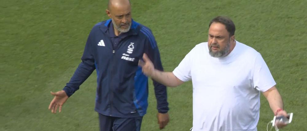 Forest-Besitzer Evangelos Marinakis (r) beschwert sich bei Forest-Trainer Espirito Santo.