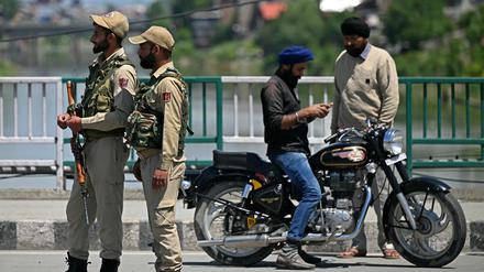 Indische Polizisten stehen am 12. Mai 2025 auf einer Straße in Srinagar Wache.