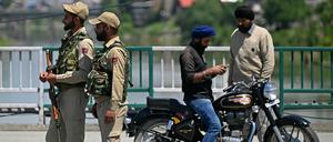 Indische Polizisten stehen am 12. Mai 2025 auf einer Straße in Srinagar Wache.