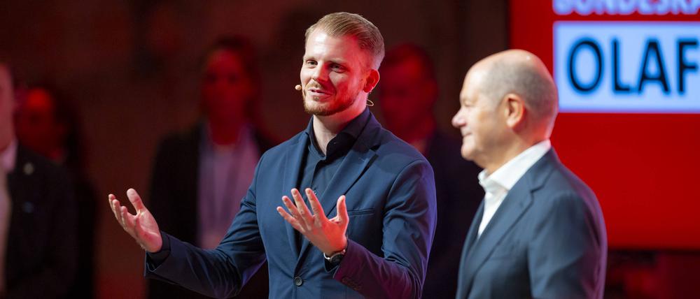 Tim Klüssendorf und Kanzler Olaf Scholz bei einer Townhall am 18.01.2025 in Lübeck, Schleswig-Holstein.