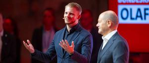 Tim Klüssendorf und Kanzler Olaf Scholz bei einer Townhall am 18.01.2025 in Lübeck, Schleswig-Holstein.  