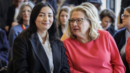 Von einer Sozialdemokratin zur nächsten: Reem Alabali-Radovan (li,) hat das Bundesministerium für wirtschaftliche Zusammenarbeit und Entwicklung von Parteifreundin Svenja Schulze übernommen.