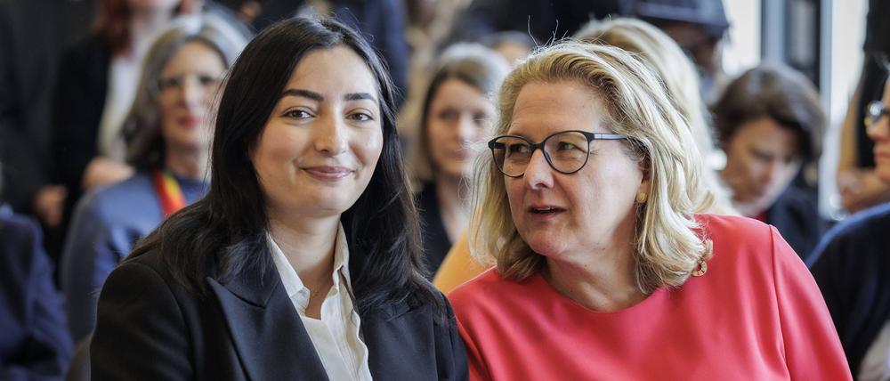 Von einer Sozialdemokratin zur nächsten: Reem Alabali-Radovan (li,) hat das Bundesministerium für wirtschaftliche Zusammenarbeit und Entwicklung von Parteifreundin Svenja Schulze übernommen.
