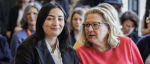 Von einer Sozialdemokratin zur nächsten: Reem Alabali-Radovan (li,) hat das Bundesministerium für wirtschaftliche Zusammenarbeit und Entwicklung von Parteifreundin Svenja Schulze übernommen.
