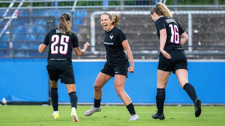 Jubel bei Viktorias Fußballerinnen, die künftig in der zweithöchsten Spielklasse aktiv sind.