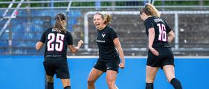 Jubel bei Viktorias Fußballerinnen, die künftig in der zweithöchsten Spielklasse aktiv sind.