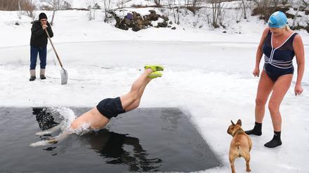 Eisbaden könnte für Männer sinnvoller als für Frauen sein, laut einer Studie.