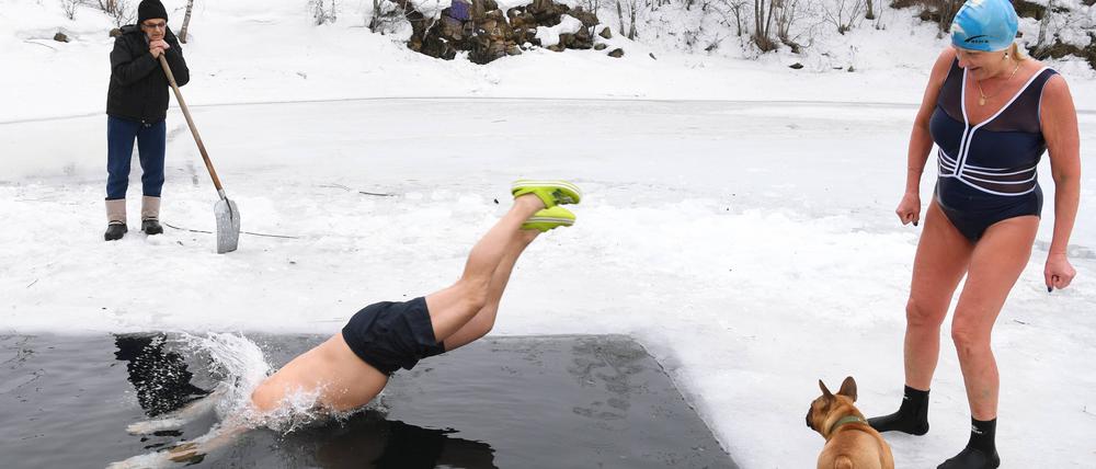 Eisbaden könnte für Männer sinnvoller als für Frauen sein, laut einer Studie.