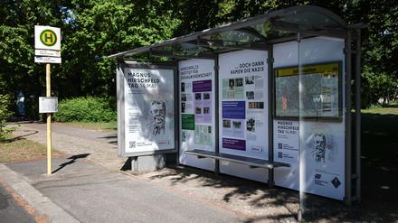 An der Bushaltestelle am Haus der Kulturen der Welt wird an den Berliner Sexualwissenschaftler Magnus Hirschfeld erinnert. 