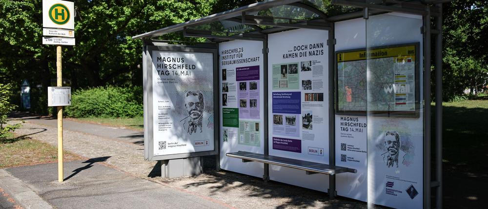 An der Bushaltestelle am Haus der Kulturen der Welt wird an den Berliner Sexualwissenschaftler Magnus Hirschfeld erinnert.