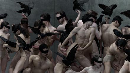 Christian Spuck hat seine Choreografie zu Schuberts “Winterreise“ für das Staatsballett neu eingerichtet.