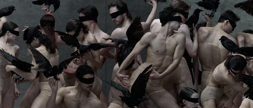 Christian Spuck hat seine Choreografie zu Schuberts “Winterreise“ für das Staatsballett neu eingerichtet.