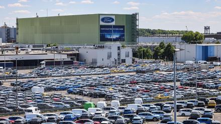 Neuwagen stehen auf dem Gelände von Ford.